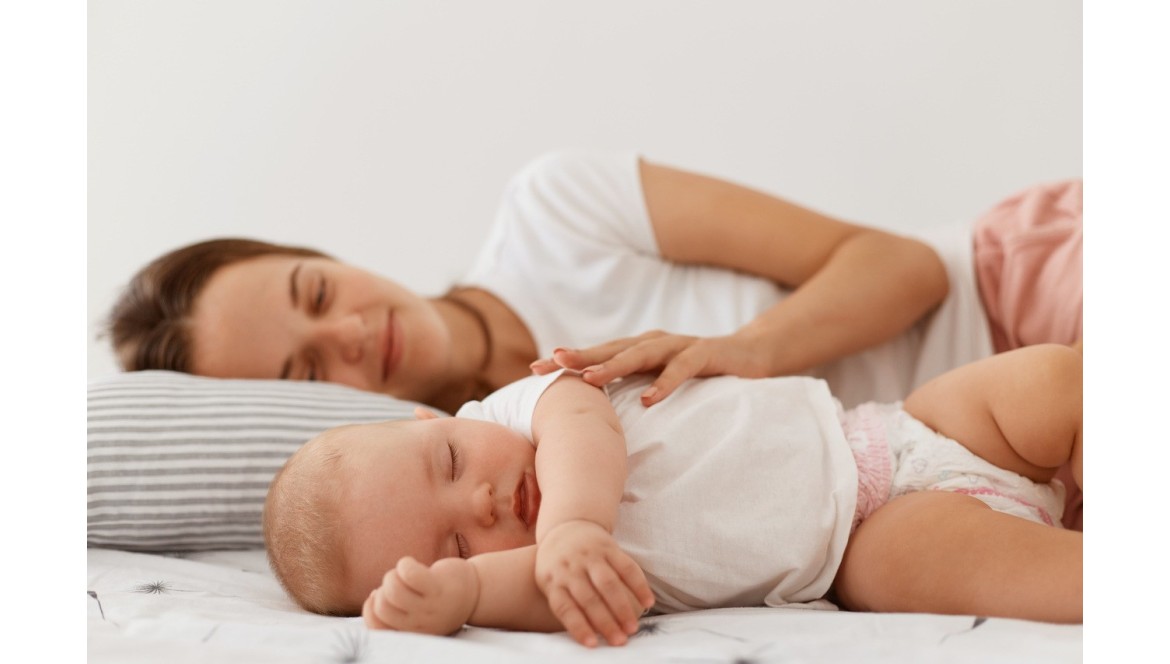 Gdzie powinno spać niemowlę: w swoim pokoju czy z rodzicami?